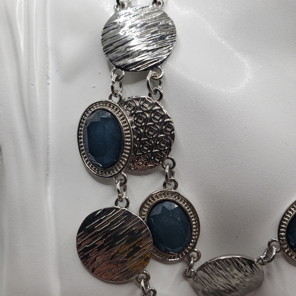 🥳Host Pick🥳 Silvetone Fashion Dbl Strand 20" Adj. w/ Dark Blue Cabachons - Picture 3 of 9